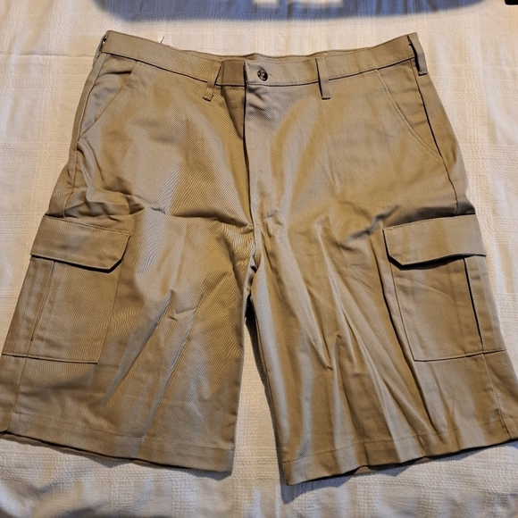 Red Kap mens size 40 khaki cargo shorts, New - Picture 1 of 5